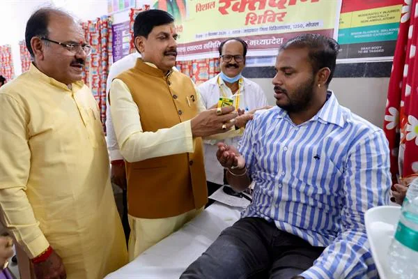 जयप्रकाश चिकित्सालय रक्तदान शिविर में मुख्यमंत्री और रक्तदाता