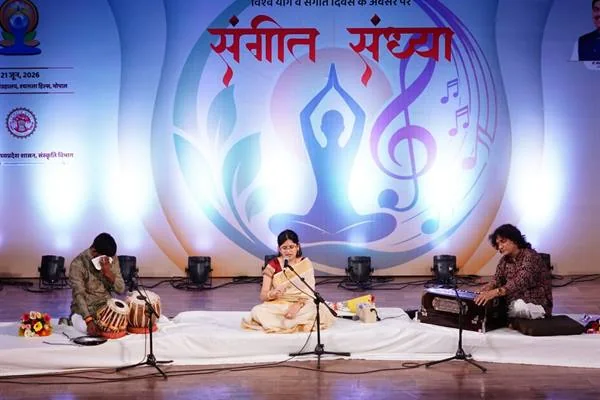 क्यारियों में उगते पौधों और पारदर्शी खेती संरचनाओं वाला खेत