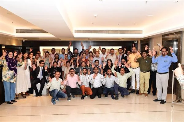 नई दिल्ली में जादुई पिटारा के शुभारंभ में सीखने की सामग्री के आसपास खड़े बच्चे